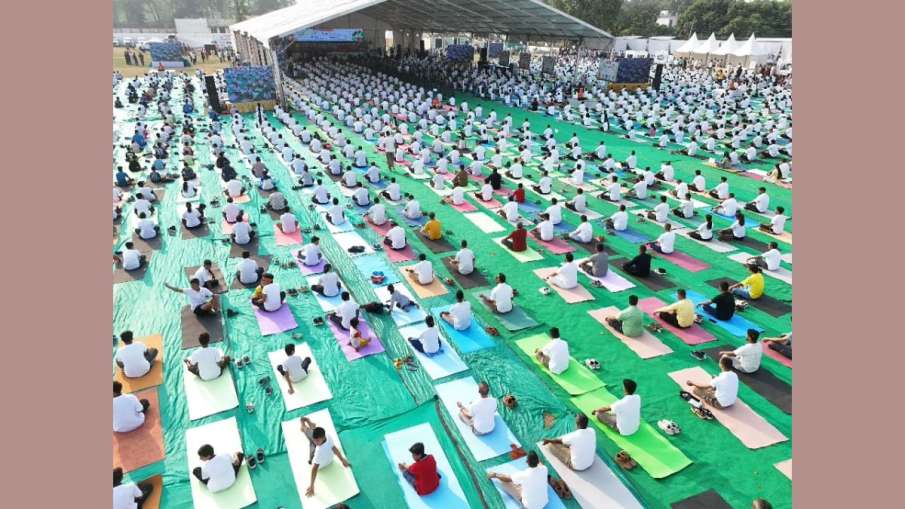 बनबसा में आयोजित किया गया सामूहिक योगाभ्यास कार्यक्रम।