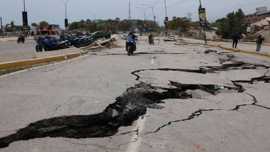 भूकंप से सड़कों में आ गईं दरारें