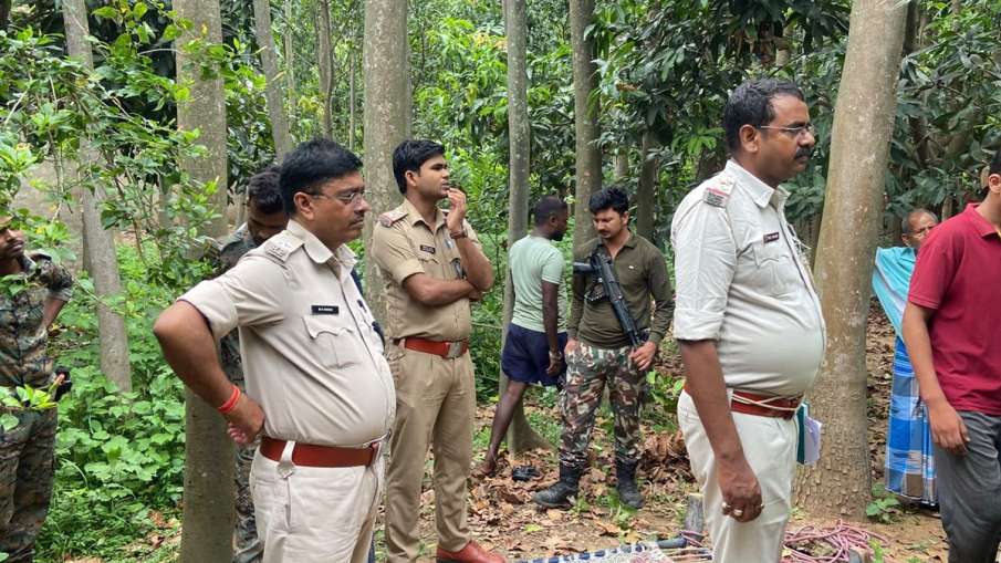 घटनास्थल पर मौजूद पुलिस।