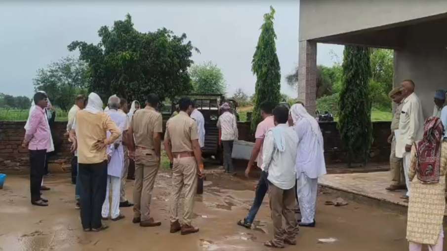 घर से संदूक को ले जाती पुलिस।