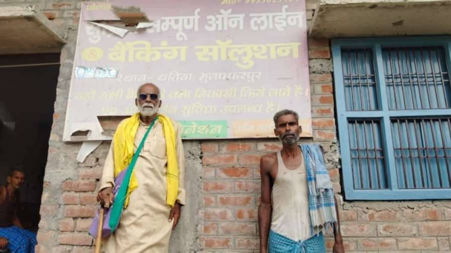 ग्राहक सेवा केंद्र पर कामेश्वर मिश्र 