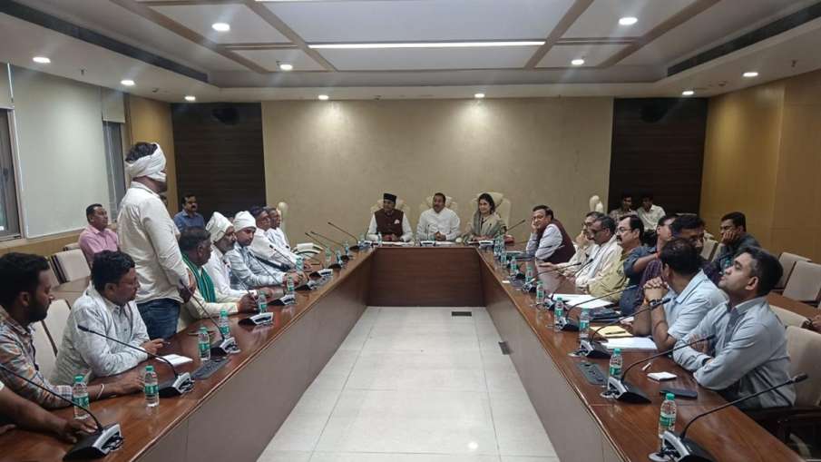 किसान प्रतिनिधियों के साथ बैठक।