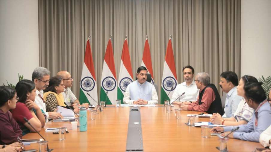 प्रह्लाद जोशी बने नए शिक्षा मंत्री