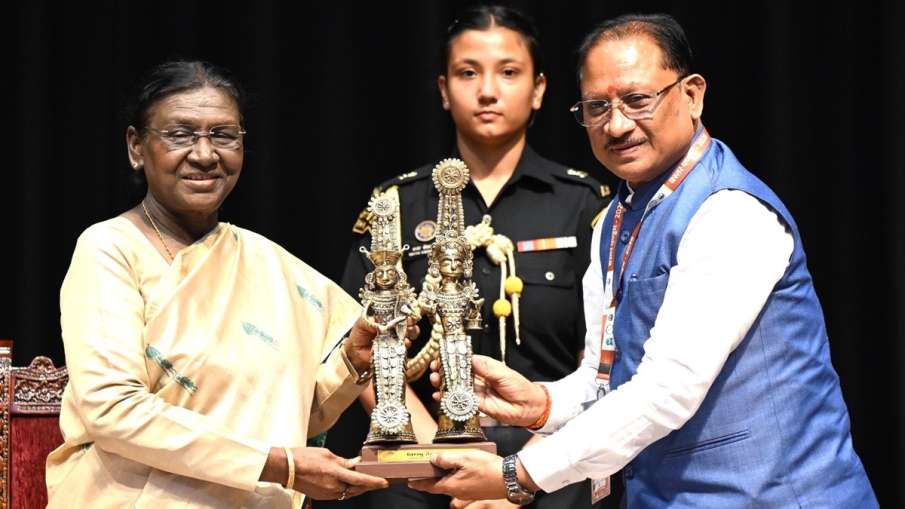 मुख्यमंत्री विष्णुदेव साय ने राष्ट्रपति श्रीमती द्रौपदी मुर्मु को 'झिटकू-मिटकी' स्मृति-चिह्न भेंट किया।