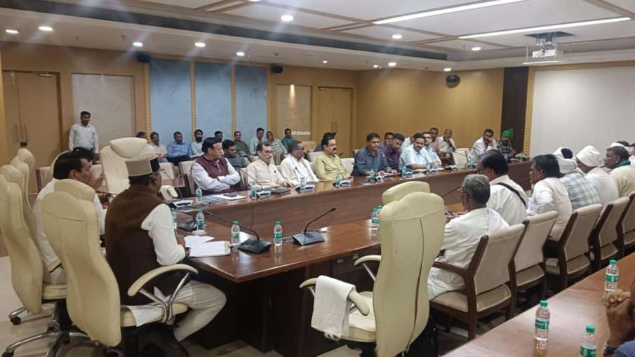 किसान संगठनों के साथ मीटिंग करते मंत्री