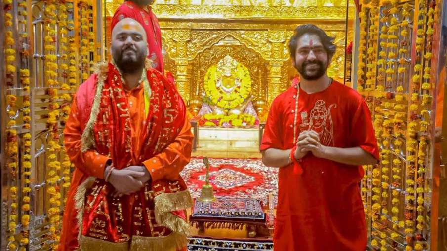 बागेश्वर धाम पहुंचे उद्योगपति अनंत अंबानी