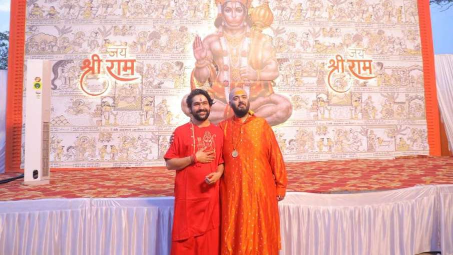 धीरेंद्र कृष्ण शास्त्री के साथ उद्योगपति अनंत अंबानी