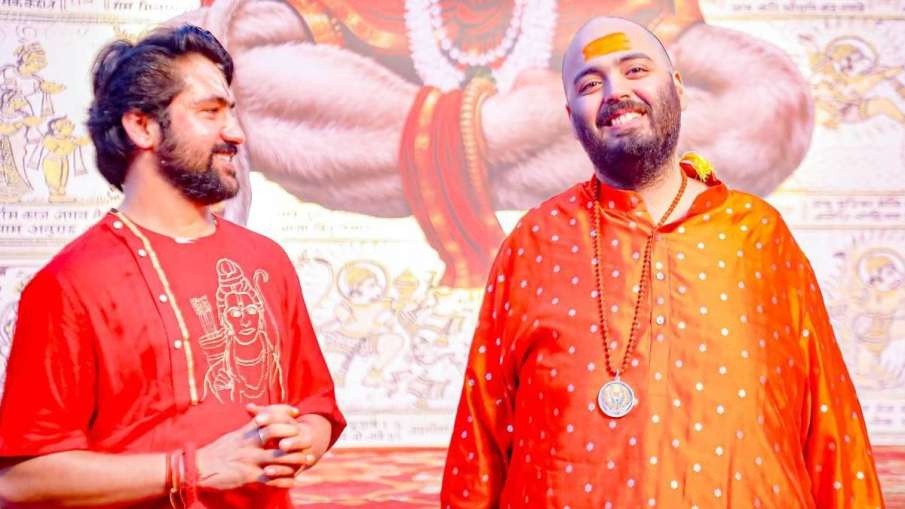 धीरेंद्र कृष्ण शास्त्री के साथ उद्योगपति अनंत अंबानी