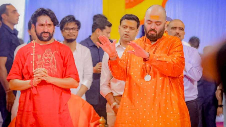 धीरेंद्र कृष्ण शास्त्री के साथ उद्योगपति अनंत अंबानी