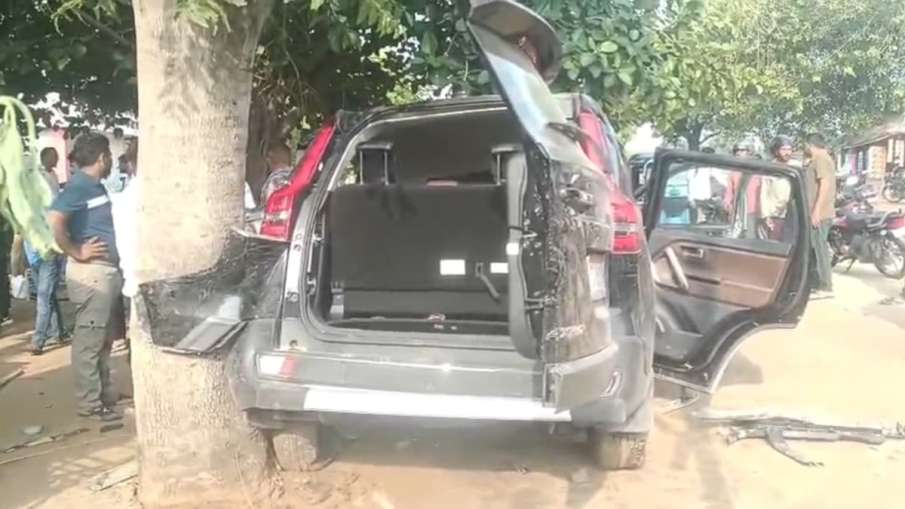 कई बार पलटने के बाद पेड़ में जा घुसी स्कॉर्पियो।