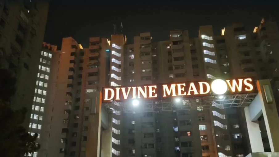 इसी सोसायटी में रहते थे दंपति।