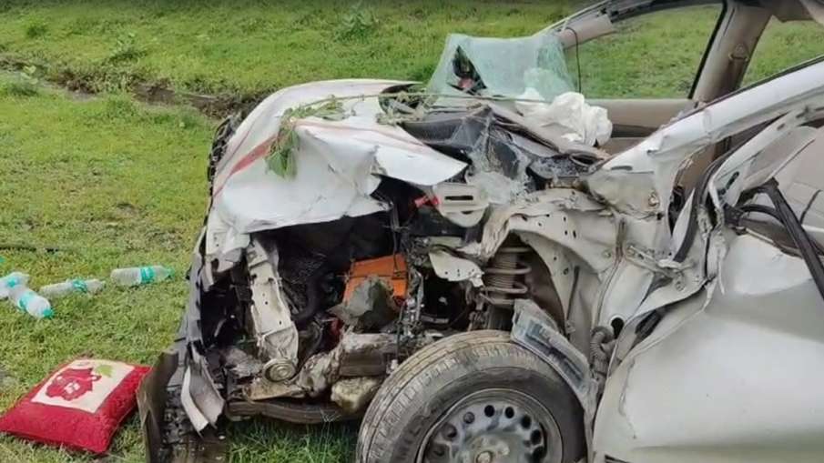 कार के परखच्चे उड़ गए।