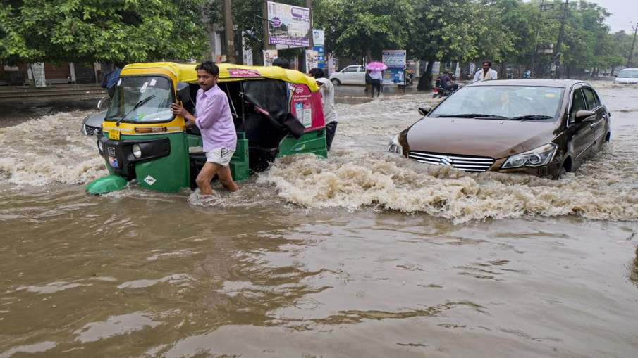 गुरुवार में सड़कें तालाब में तब्दील।