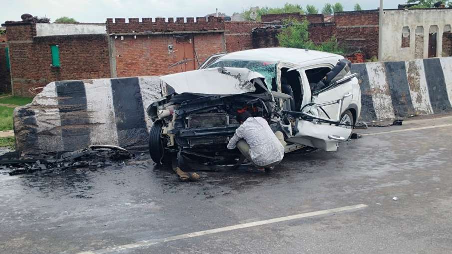 सड़क हादसे में बुरी तरह क्षतिग्रस्त हुई कार।