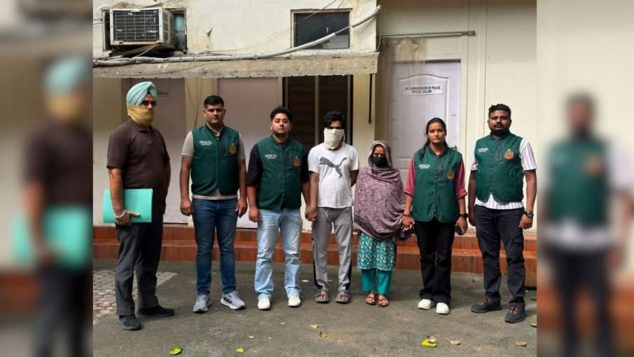 पुलिस की गिरफ्त में साहिल और समीरा।