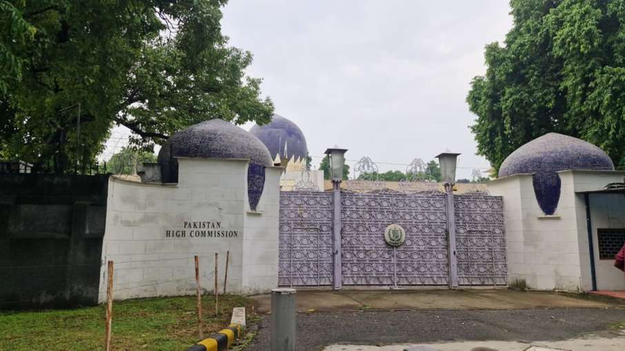 दिल्ली में पाकिस्तान हाई कमीशन के बाहर कार्रवाई।

