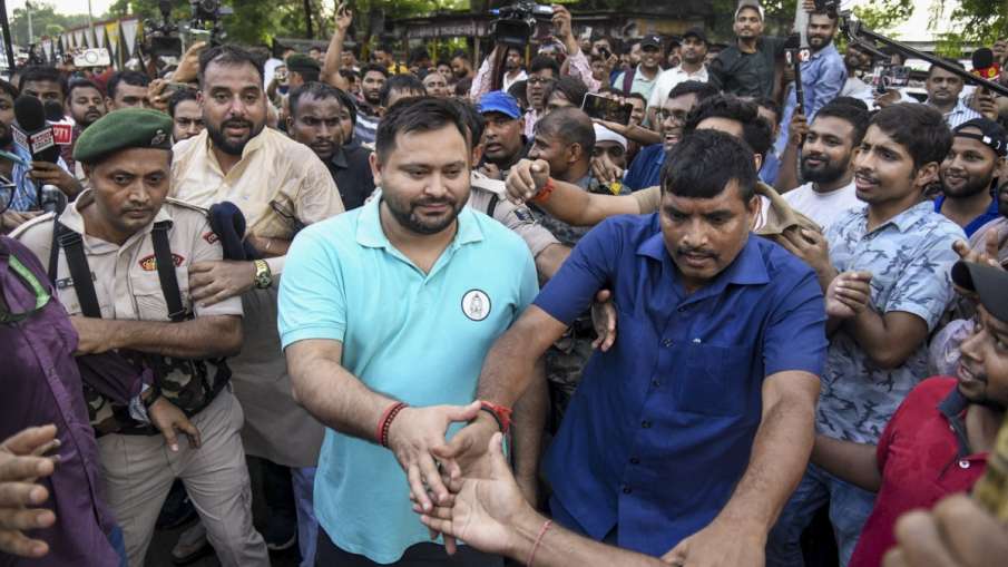 tejashwi yadav meets protestors student in patna