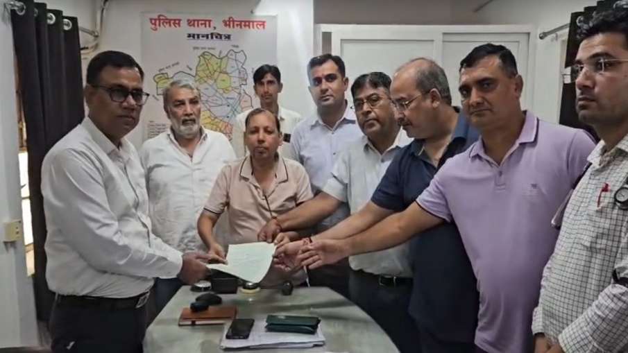 डॉक्टरों ने आरोपी की गिरफ्तारी की मांग की।