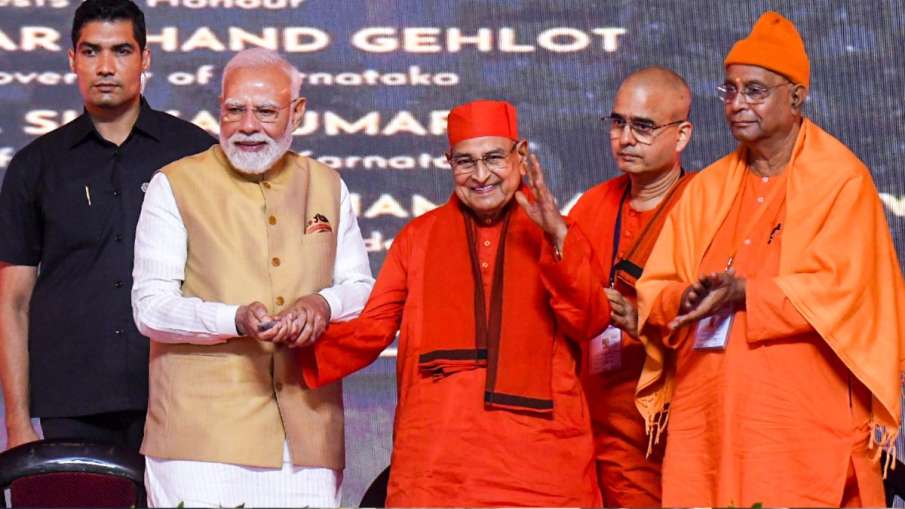 पीएम मोदी स्वामी विवेकानंद सांस्कृतिक युवा केंद्र का उद्घाटन करते हुए