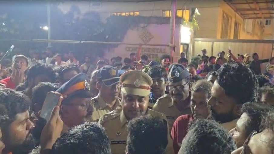घटना से नाराज लोग पुलिस अधिकारियों से बहस करते हुए देखे गए।