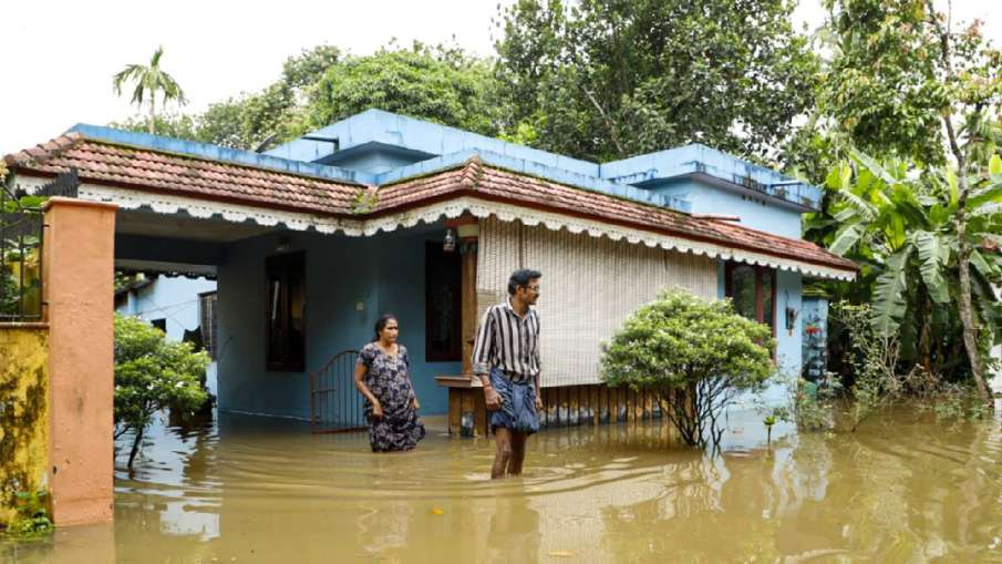 घर में घुसा बाढ़ का पानी