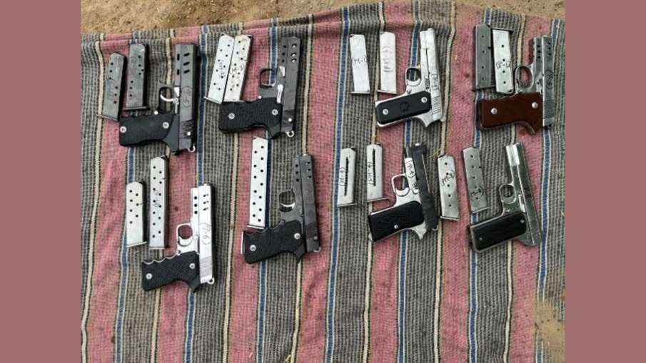 पुलिस ने कई हथियार किए बरामद।