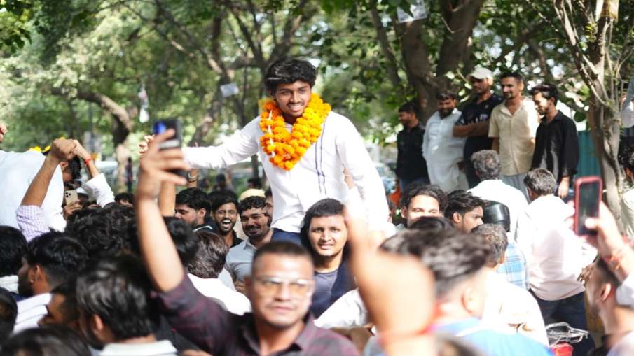 जीत के बाद जश्न मनाते छात्र।