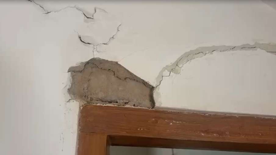फोरलेन की टनलिंग से मकानों में आईं दरारें।