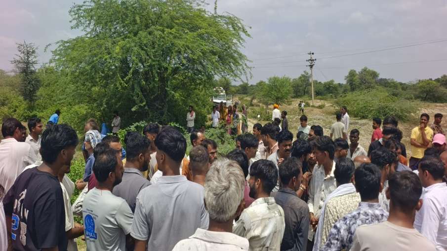 घटना के बाद ग्रामीणों में आक्रोश।
