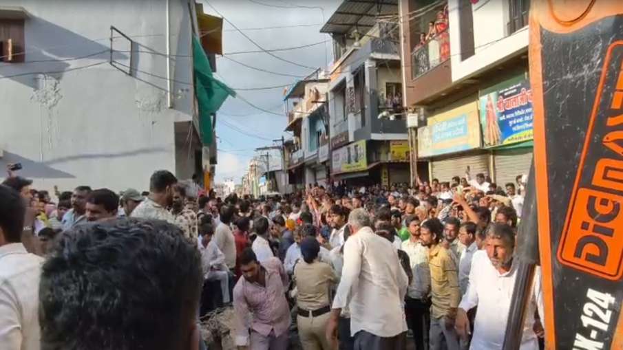 सांवेर में मलबा हटाने का काम तेजी से चल रहा है।
