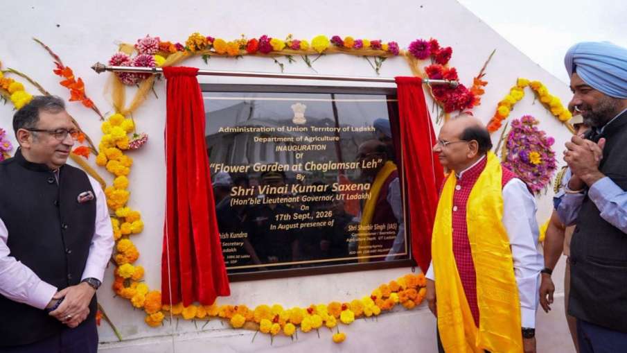 वीके सक्सेना ने किया ट्विन फ्लावर फील्ड्स का उद्घाटन।