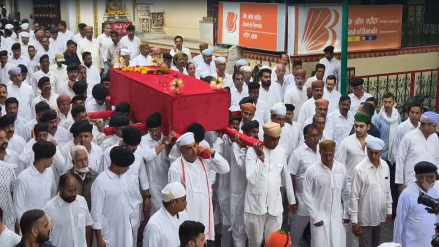 मां की अंतिम यात्रा में भावुक हुए डॉ. लक्ष्यराज सिंह मेवाड़।