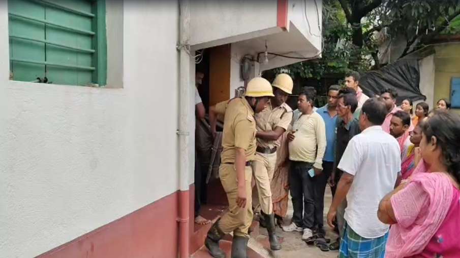 वृष्टि मुखर्जी का शव उनके घर में फंदे से लटका हुआ मिला।
