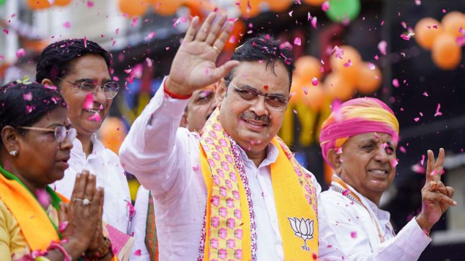 सीएम भजनलाल रोड करते हुए।