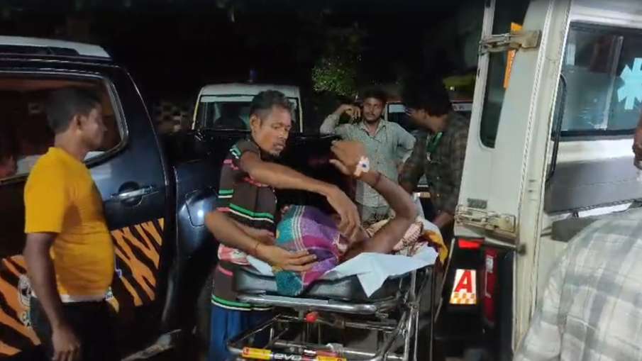 मगरमच्छ के हमले में घायल सुधीर को अस्पताल में भर्ती कराया गया है।