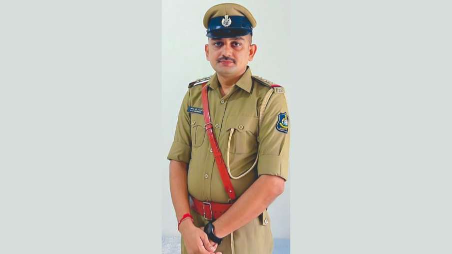 इंस्पेक्टर एस ए गढ़वी ने जान पर खेल कर आरोपियों को पकड़ा।