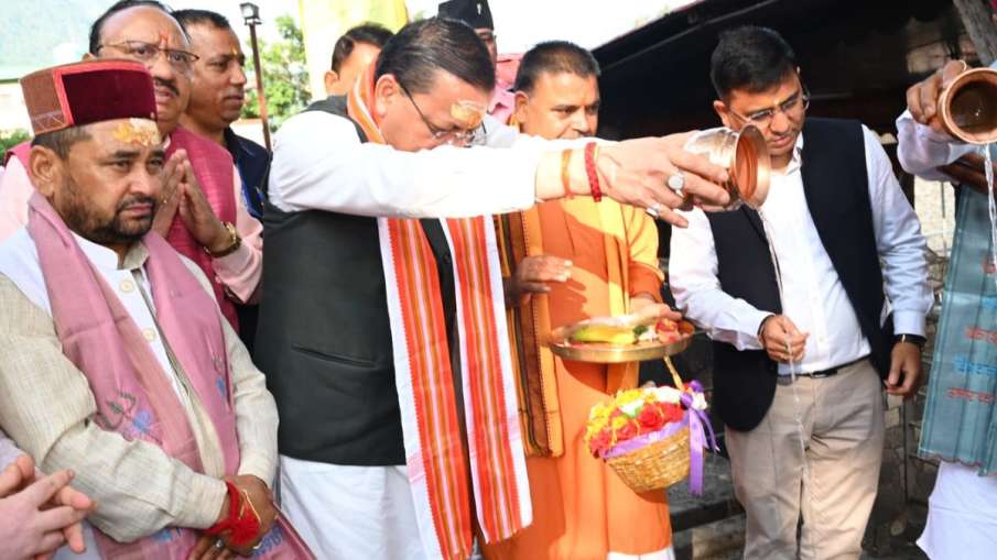 पूजा करते सीएम धामी