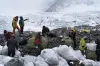 Mount Everest is turning into a high-altitude rubbish dump | AP- India TV Hindi