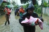 बाढ़ का प्रकोप कम होते ही केरलवासी अपने बर्बाद घरों की ओर लौटे, विदेशी मदद पर राजनीति गरमाई- India TV Hindi
