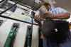पेट्रोल, डीजल की कीमतों में लगातार तीसरे दिन गिरावट जारी, ये हैं आज की कीमतें- India TV Hindi