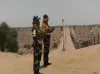 BSF personals patrolling at Indo Pak Border in Jaisalmer despite temperature rises above 50 degree - India TV Hindi