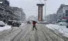 कश्मीर में हुई ताजा बर्फबारी, एहतियातन राजमार्ग किए गए बंद- India TV Hindi