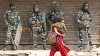 दिल्ली हिंसा: बाहरी उपद्रवियों के सामने एक-दूजे के लिए ढाल बने हिंदू-मुस्लिम- India TV Hindi