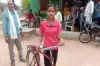 24 किमी साइकिल चलाकर...- India TV Hindi