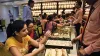 एक  ज्‍वेलरी शॉप पर खरीदारी करते हुए महिलाएं। (च‍ि‍त्र प्रतीकात्‍मक हैै)- India TV Paisa