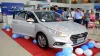 देश की दूसरी सबसे बड़ी कार कंपनी हुंडई की एक डीलरशिप पर ग्राहक नई कार को देखते हुए।- India TV Paisa