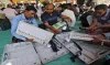 मतगणना से पहले ईवीएम की जांच करते हुए मतदान अधिकारी। (चित्र प्रतीकात्‍मक)- India TV Hindi
