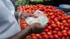 रेहड़ी पर सब्‍जी बेचने वाला विक्रेता पैसे गिनते हुए। - India TV Hindi