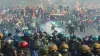किसान हिंसा: पुलिस की कई गाड़ियों में तोड़फोड़, पुलिस को पीछे हटना पड़ा- India TV Hindi
