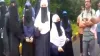Muslim girls shows  demo to hindu girls how to wear hijab video viral बीच सड़क बुर्के वाली महिलाओं न- India TV Hindi